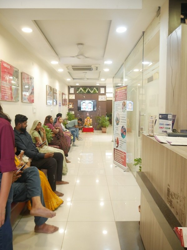 A clean, well-lit waiting hall at Dr. Mohana’s clinic, designed for patient comfort while they await consultations in gynecology, infertility, skin, and hair care. 