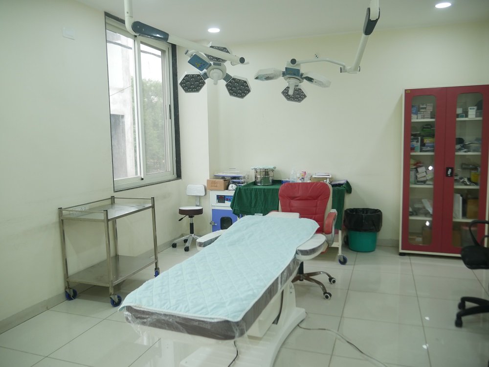 State-of-the-art treatment and examination room at Dr. Archana Mohana’s clinic, designed for safe and advanced gynecological and obstetric care. 