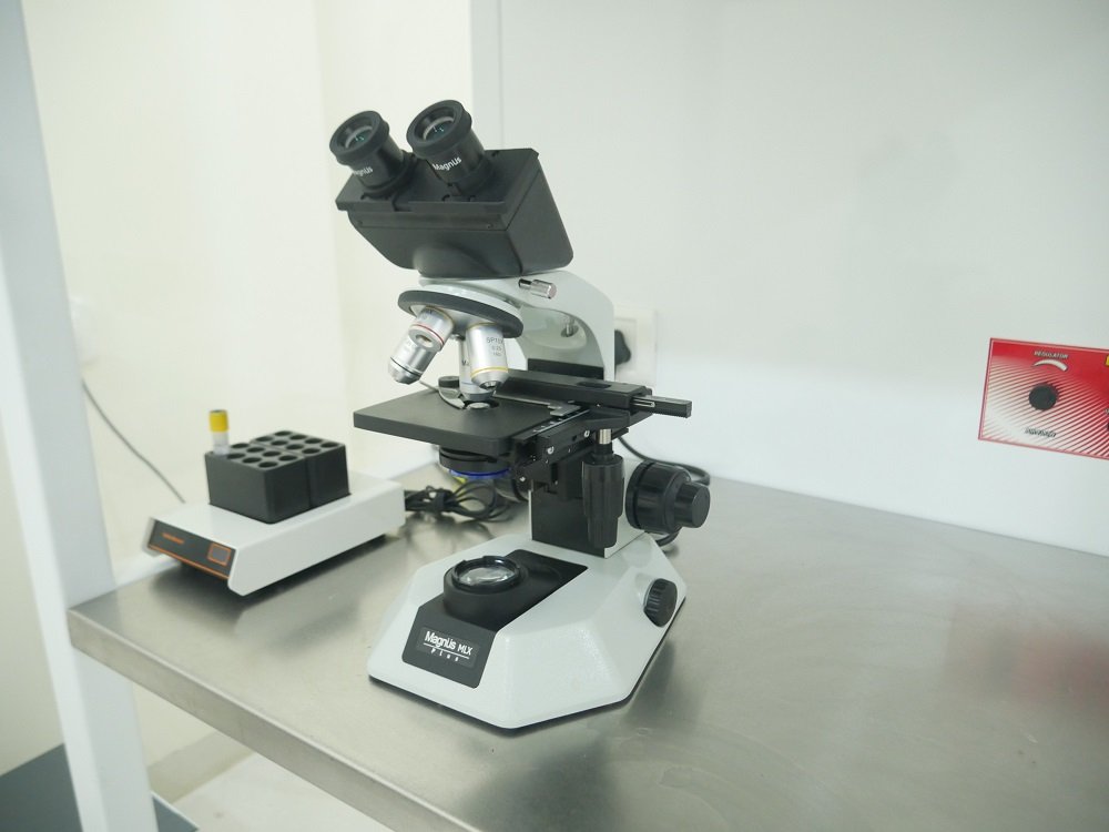 Modern diagnostic microscope at Dr. Archana Mohana’s clinic, ensuring accurate lab testing and reliable women’s healthcare results. 